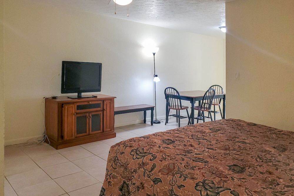 Captain's Table Hotel - photo 99
