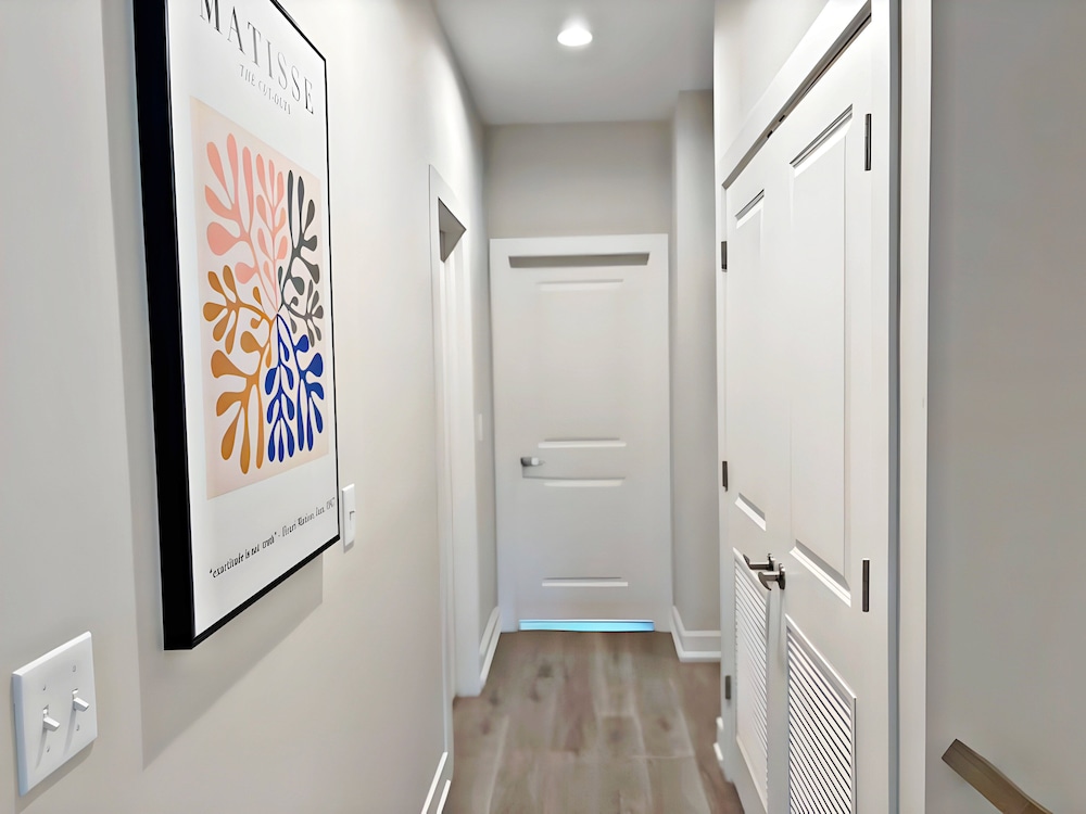 Modern 4BR with Parking WV rep 4 — 4-Star Luxury Hotel in Warrenville, United States