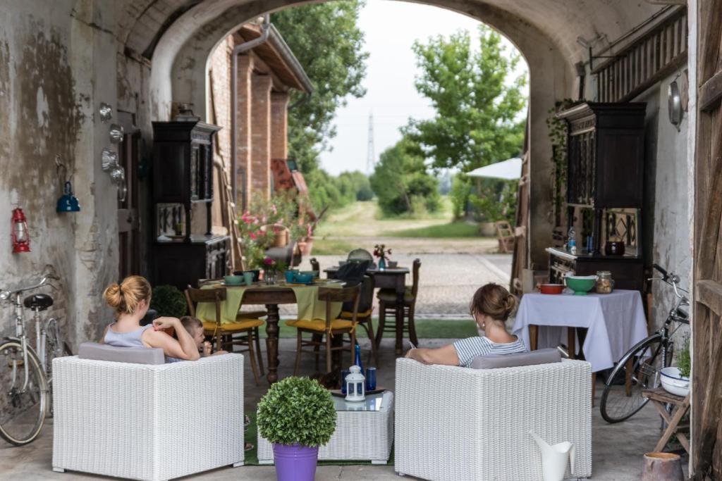 B&B Antica cascina — 4-Star Luxury Hotel in Boretto, Italy