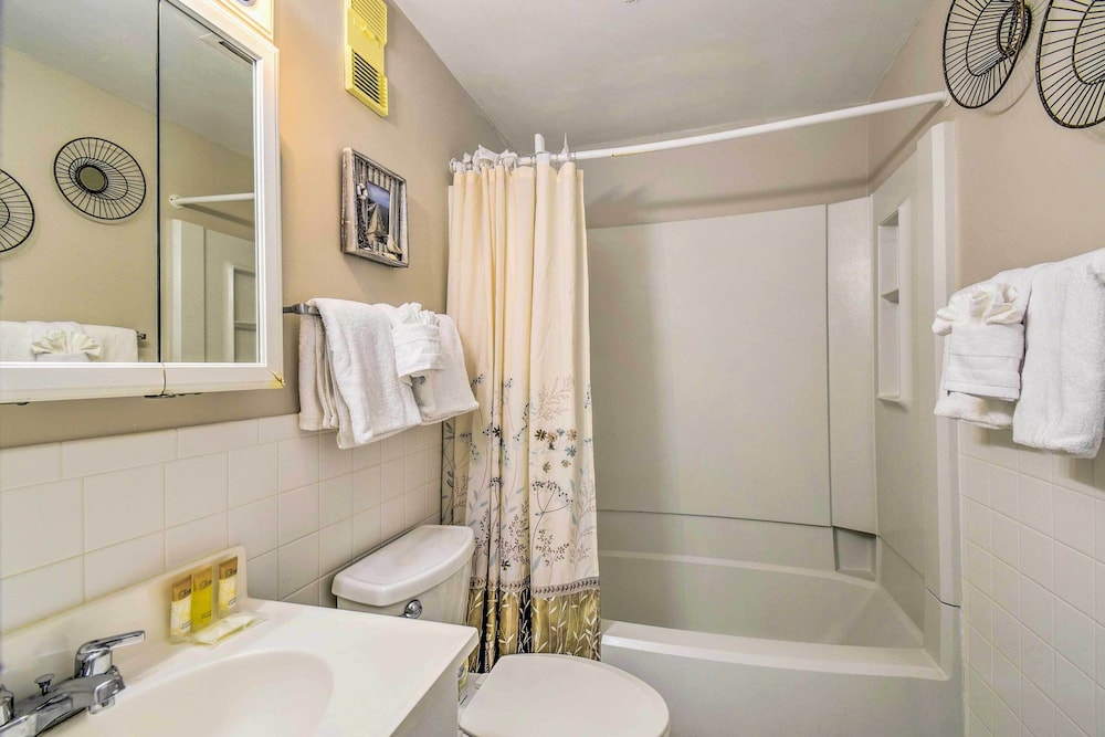 Homey Myrtle Beach Condo w Resort Amenities - photo 11