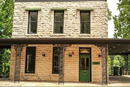 151 Spring Downtown Eureka Springs Suite E — 4-Star Luxury Hotel in Eureka Springs, United States
