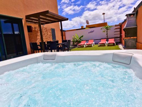 Sunrise Surf House Big Garden Hot Tub Parking super fast free Wi Fi — 4-Star Luxury Hotel in Corralejo, Spain