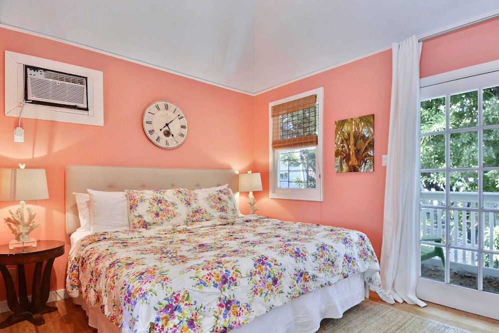 Tranquility by Avantstay Close to Duval St w BBQ & Shared Pool - photo 3