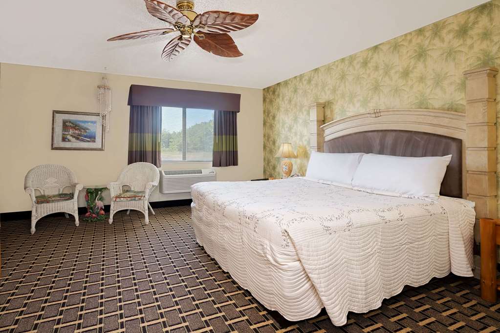 Super 8 by Wyndham Cloquet - photo 9