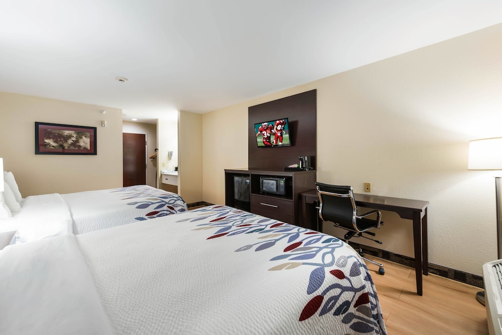 Econo Lodge Inn & Suites - photo 11