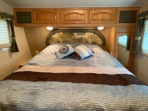 Comfortable RV in a farm — hotel near Qualicum Beach Airport