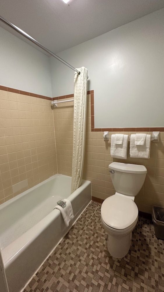 Colonial Inn Franklin - photo 14