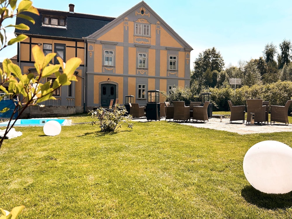 Villa Hänsch — 4-Star Luxury Hotel in Grossschonau, Germany
