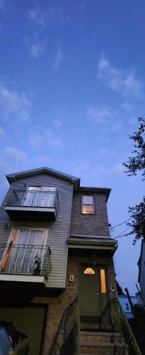 Gold queen 4A in Newark, United States