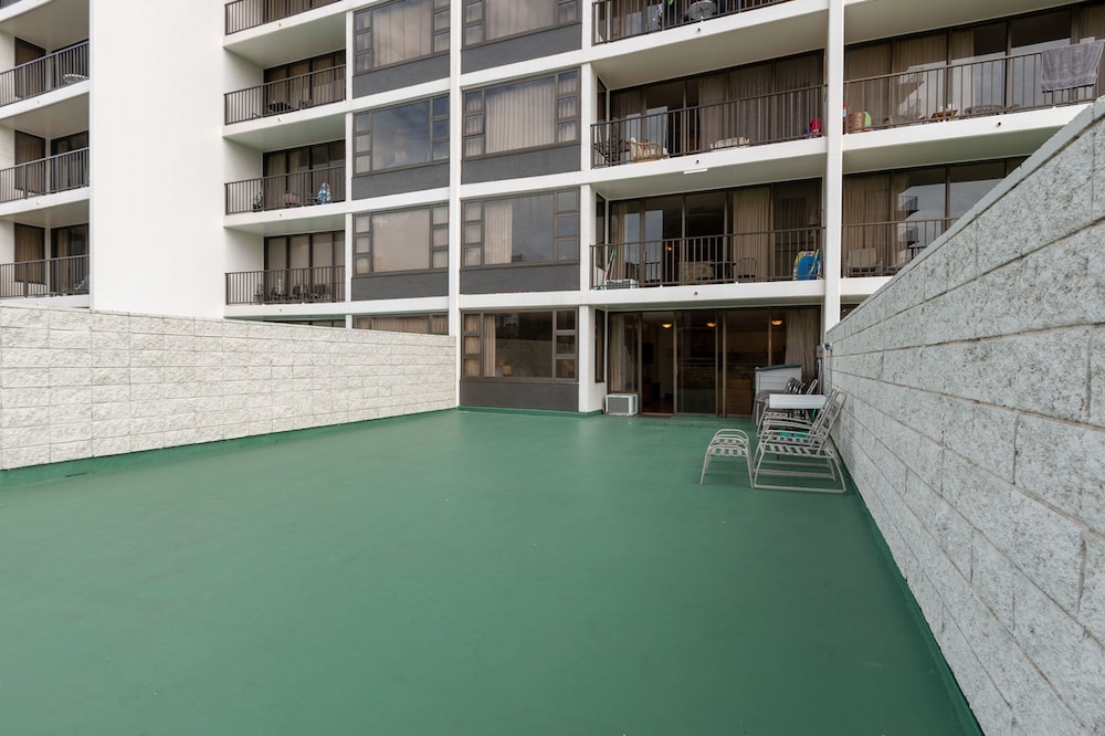Waikiki Banyan Pool Deck Level Tower 1 Suite 610 - photo 12