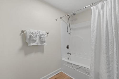 TreeHouse Lodge Walk to Beach Pet Friendly 101 — 4-Star Luxury Hotel in Myrtle Beach, United States