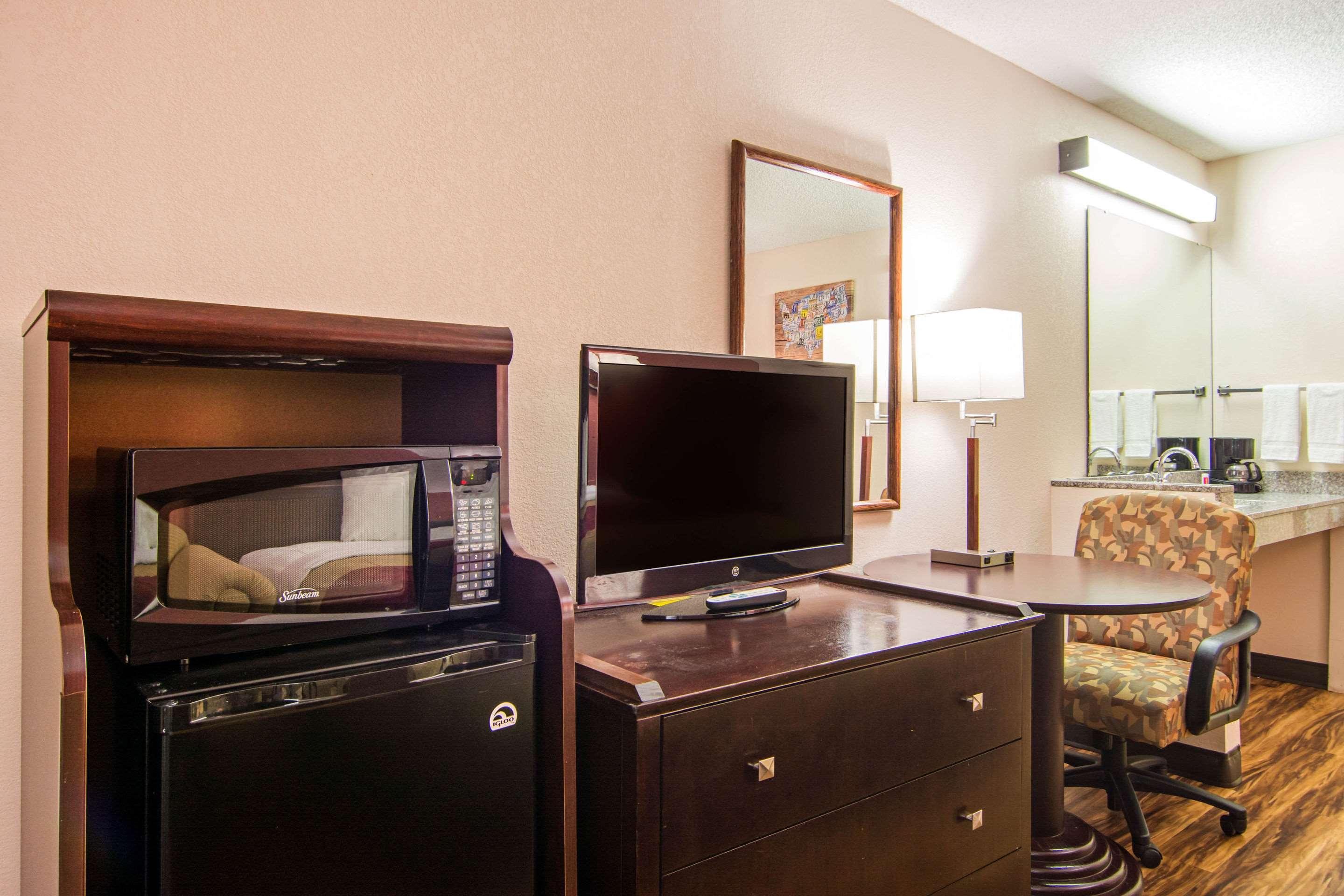 Econo Lodge Madison Airport - photo 48