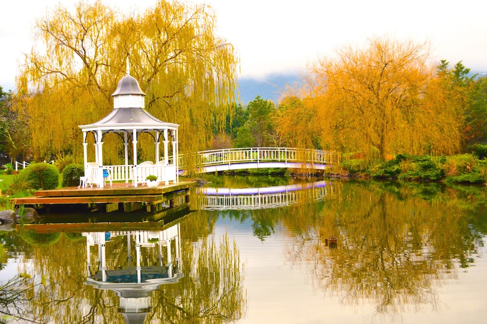 Lakeside Cottage — 4-Star Luxury Hotel in Kilsyth South, Australia