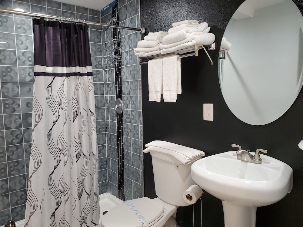 Pinecrest Inn & Suites - photo 26