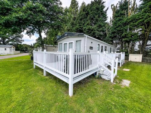 Lovely 6 Berth Caravan At Weeley Bridge In Essex Ref 69015R in Clacton-On-Sea, United Kingdom