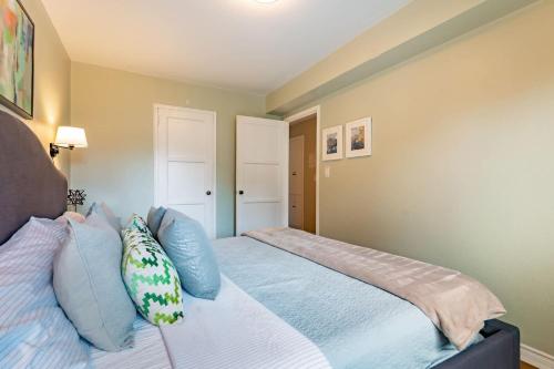 Eclectic Downtown & Cap Hill King bed & Kitchen - photo 14