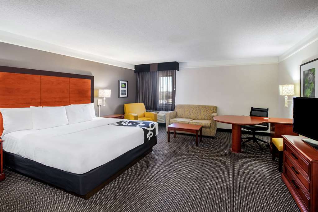 La Quinta Inn & Suites by Wyndham Houston Baytown East - photo 24