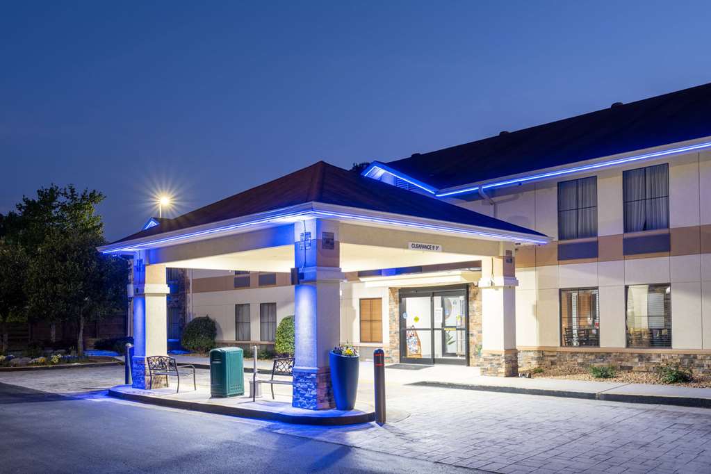 Days Inn & Suites by Wyndham Commerce - featured photo