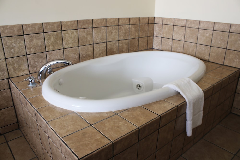 Edgewood Hotel & Suites - photo 22