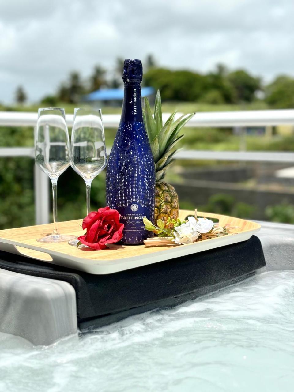 La Kazé Ma Jacuzzi Privée Proche Plage — 4-Star Luxury Hotel in Le Moule, Guadeloupe