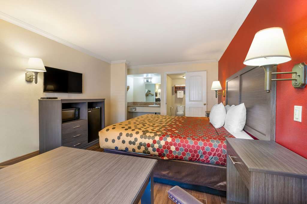 Econo Lodge Moreno Valley - photo 12