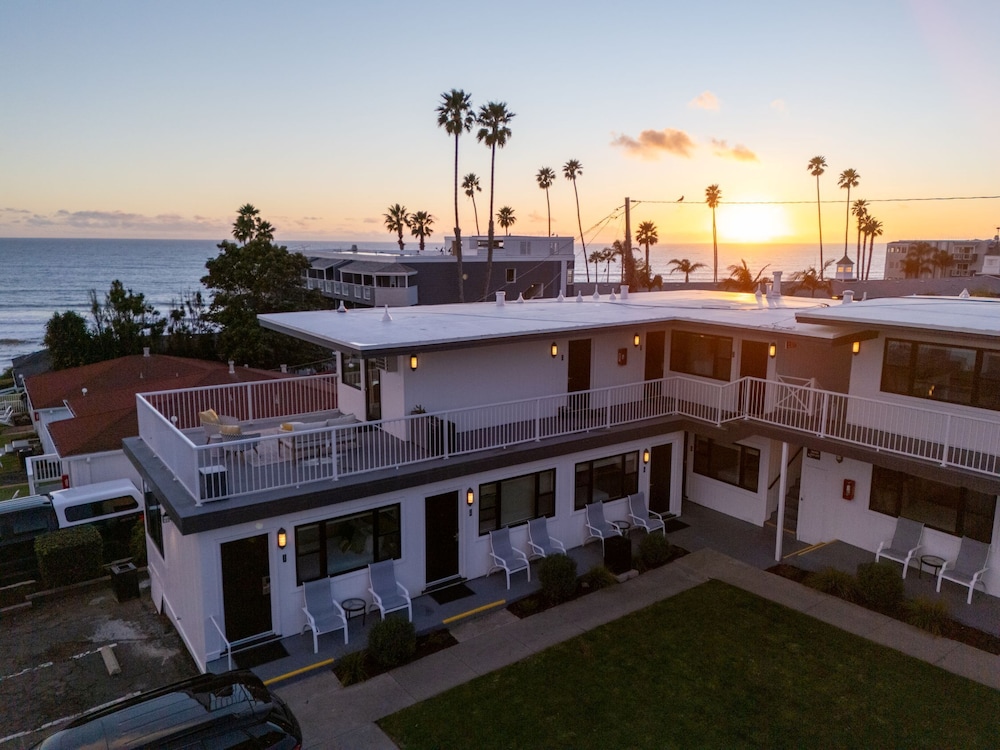 The Tides Oceanview Inn and Cottages - photo 2