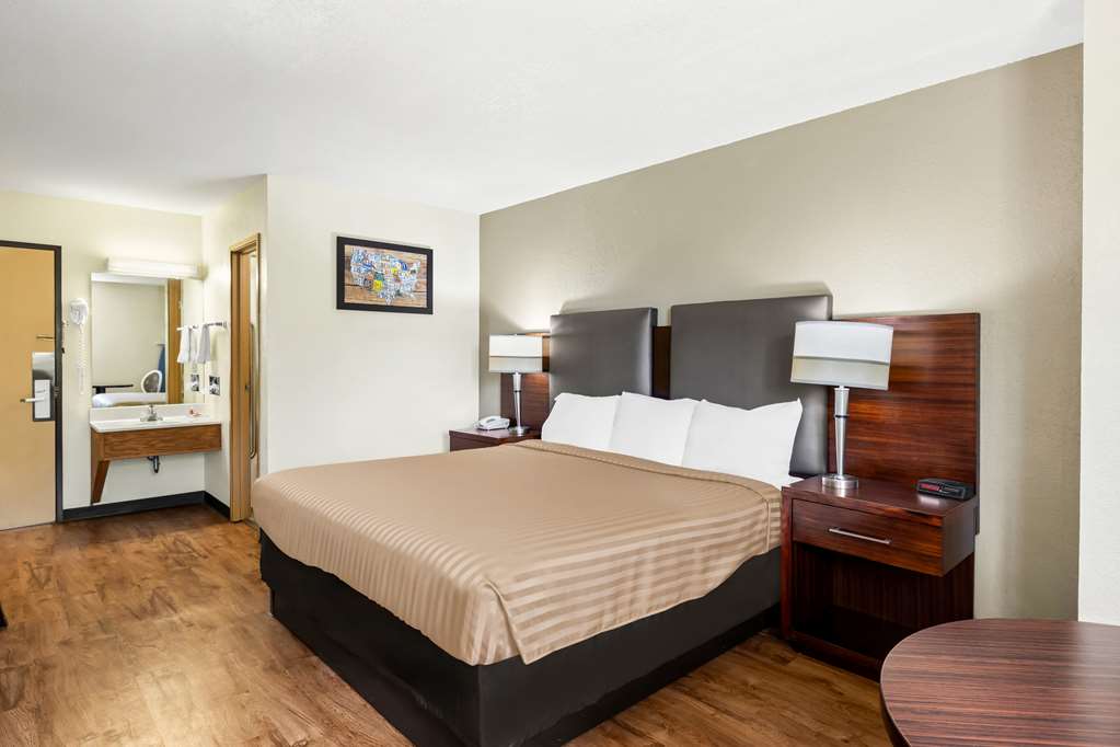 Econo Lodge Emporia - photo 14