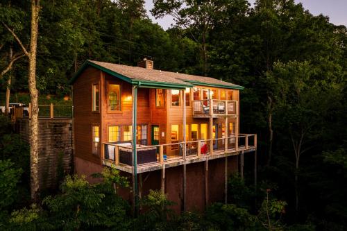 Elevista Quaint&Private Views HotTub PoolTable Bears 3 Clubhouse Pools in Gatlinburg, United States