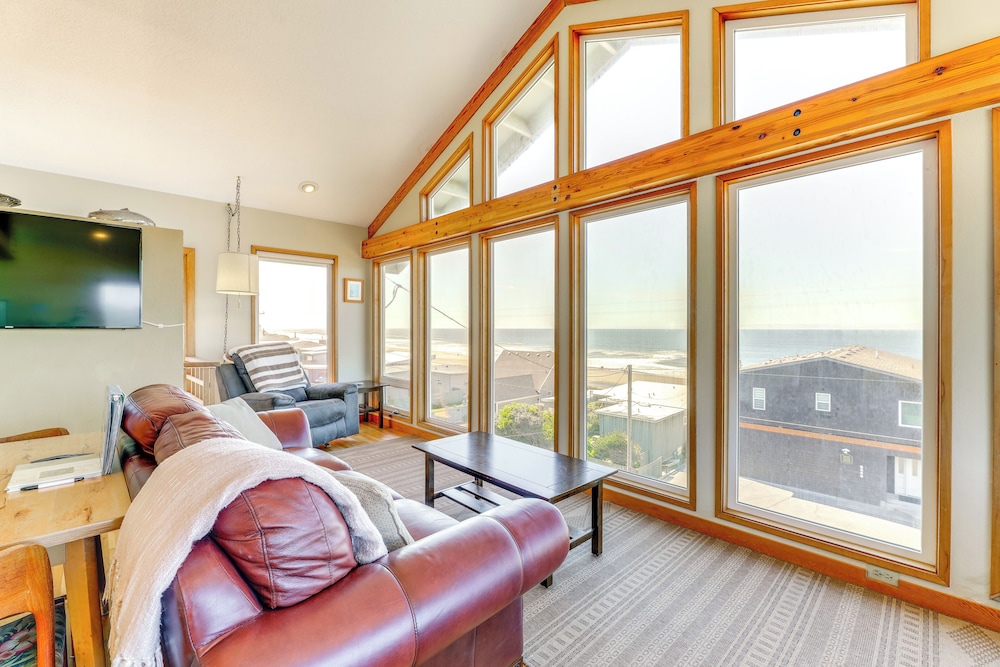 Walk to Beach Oregon Coast Escape with Hot Tub — 4-Star Luxury Hotel in Lincoln, United States