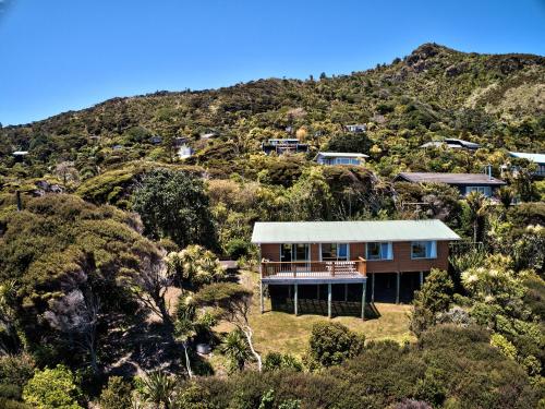 Seaview Sun and Surf Piha Holiday Home — 4-Star Luxury Hotel in Auckland, New Zealand