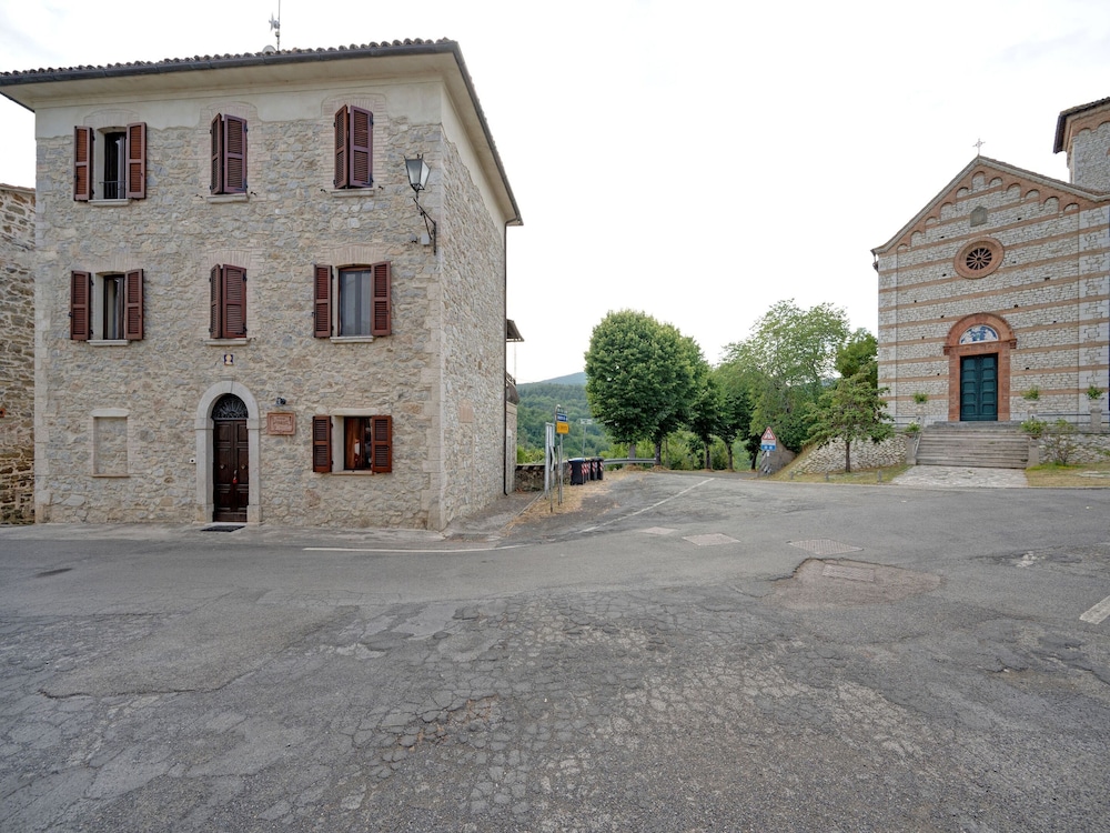 Mansion in Prodo Near Lake Bolsena — 4-Star Luxury Hotel in Orvieto, Italy