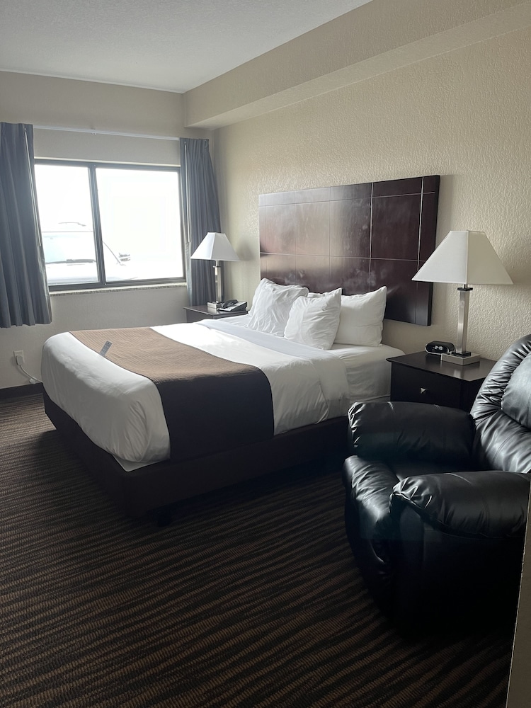 Cobblestone Inn & Suites Denison Oak Ridge - photo 32