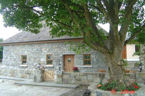 Traditional Stone Cottage 300 years — 4-Star Luxury Hotel in Gaillimh, Republic of Ireland