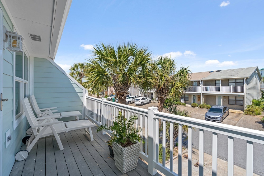 Newly Renovated 140 Feet To White Sandy Beaches Pool Grill - photo 42