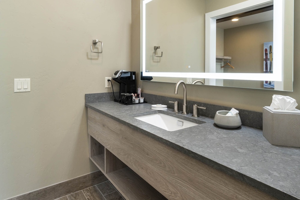 Ski Inn Taphouse Hotel - photo 31