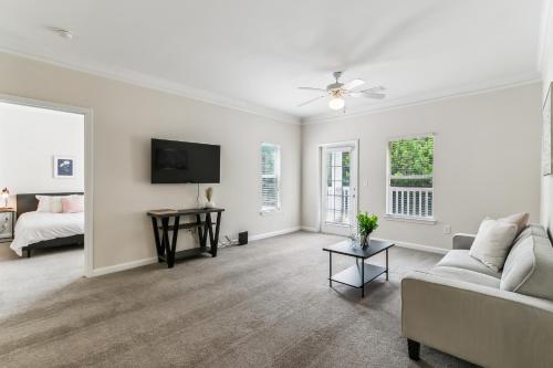 Verandas 1836 I Modern 2Bd I Parking I Pool I Gym — 4-Star Luxury Hotel in Valley, United States
