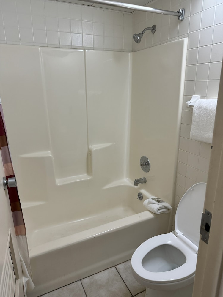 Red Roof Inn and Suites Cleveland Elyria - photo 7