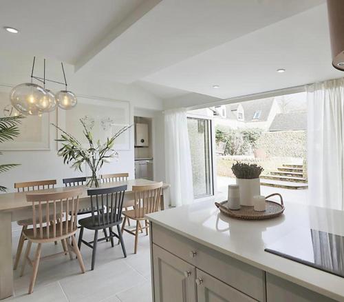 Luxury Cotswold Cottage with hot tub in Stow on the Wold — 4-Star Luxury Hotel in Stow On The Wold, United Kingdom