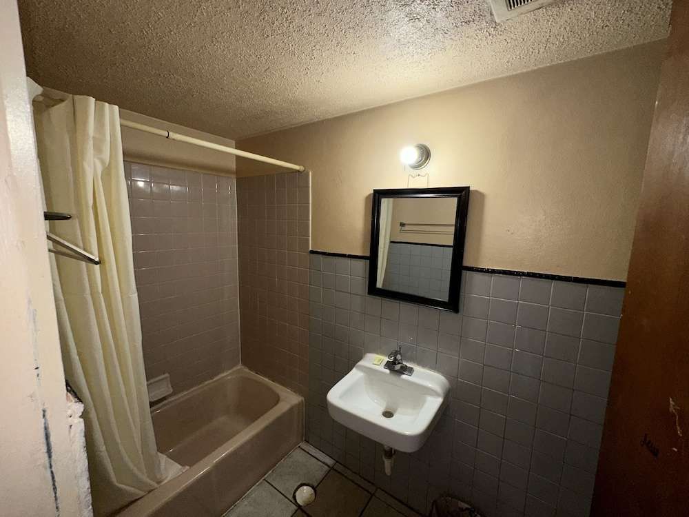 Crestview Motel Inc - photo 5