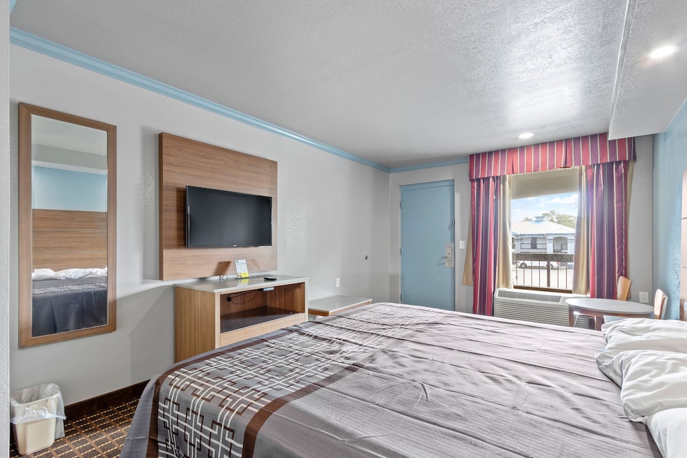 Regency Inn Near Boardwalk & Hurlburt Field - photo 7