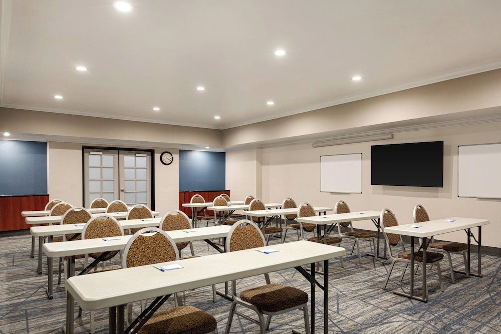 Holiday Inn Express and Suites Bakersfield Central by IHG - photo 42