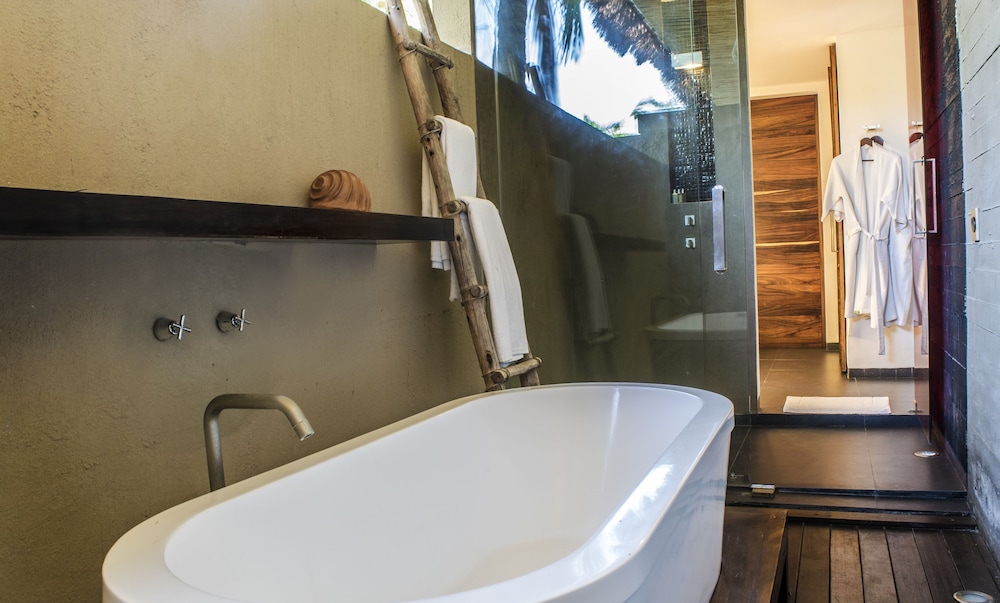 Deep soaking bathtub