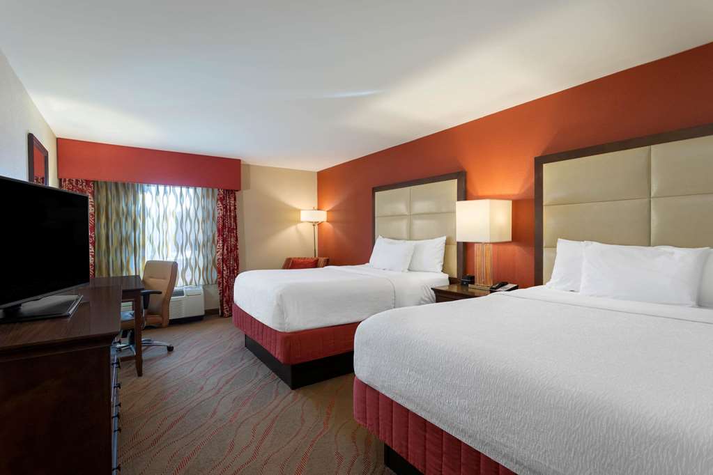 La Quinta Inn & Suites by Wyndham Pigeon Forge - photo 10