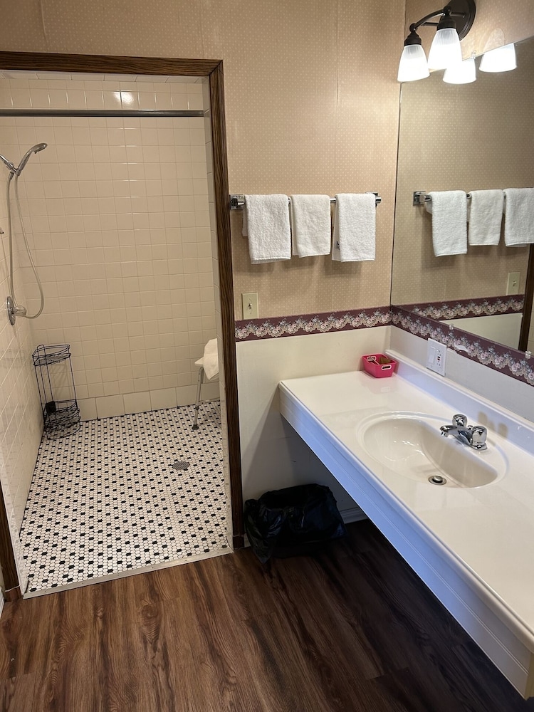 Valley Inn and Suites - photo 57
