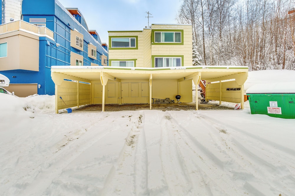 Near Hiking: Cozy Anchorage Retreat w Fireplace — 4-Star Luxury Hotel in Anchorage, United States