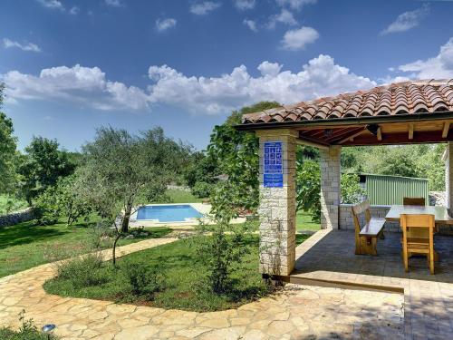 Holiday Home in Valtura near the Sea — 4-Star Luxury Hotel in Liznjan, Croatia