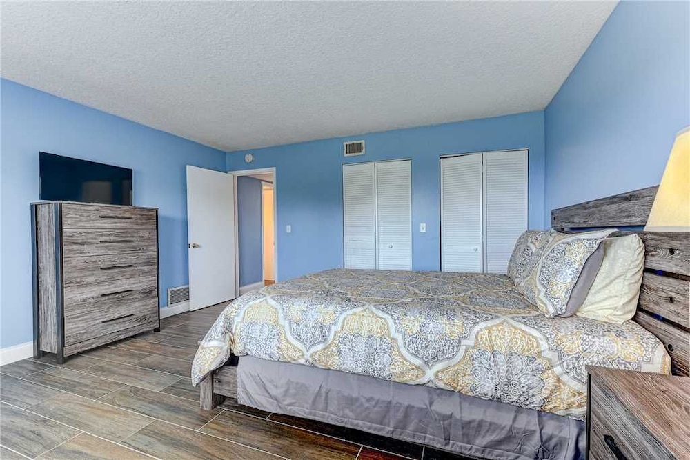 Island Retreat Upper B Ocean Front 2 Bedrooms Sleeps 6 - photo 26