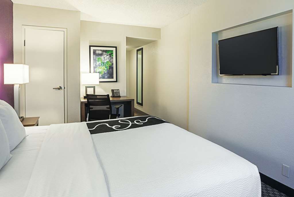La Quinta Inn & Suites by Wyndham Rancho Cordova Sacramento - photo 17