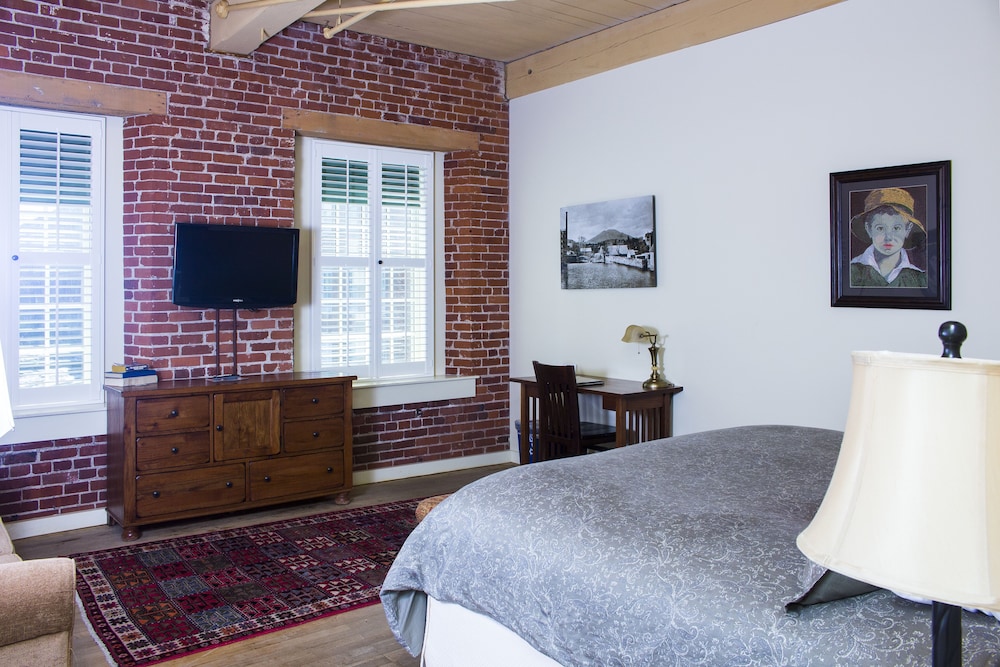 The Common Man Inn & Restaurant - photo 7
