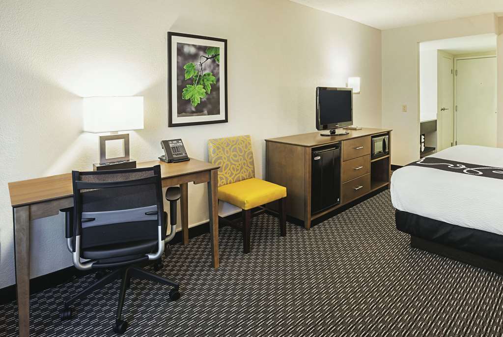 La Quinta Inn & Suites by Wyndham Rancho Cordova Sacramento - photo 16